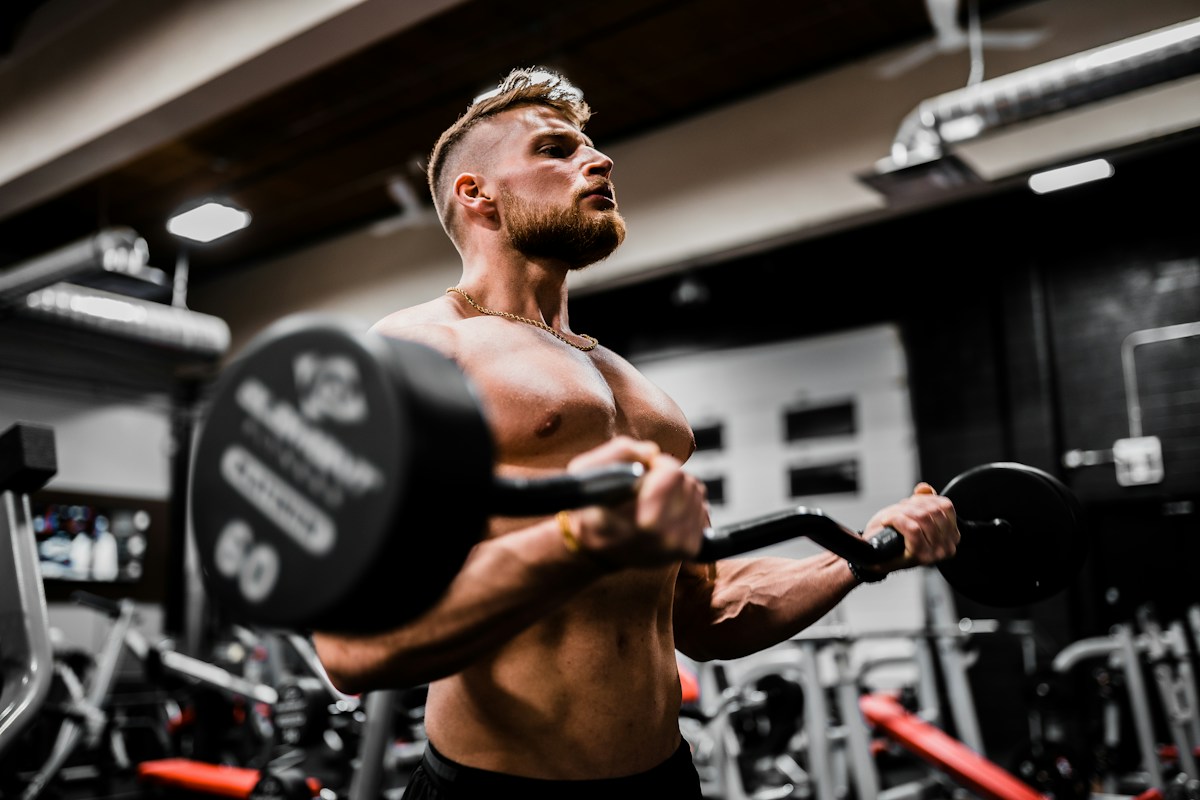 Krafttraining mit Kurzhanteln – Symbolbild